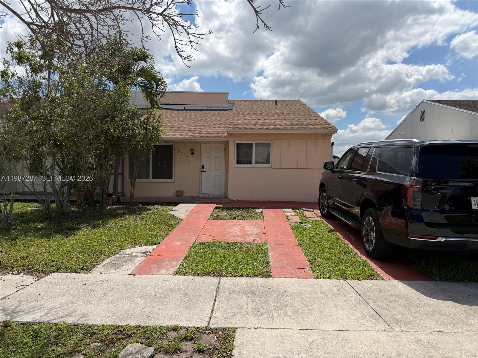 9612 Grand Canal Dr, Miami FL 33174