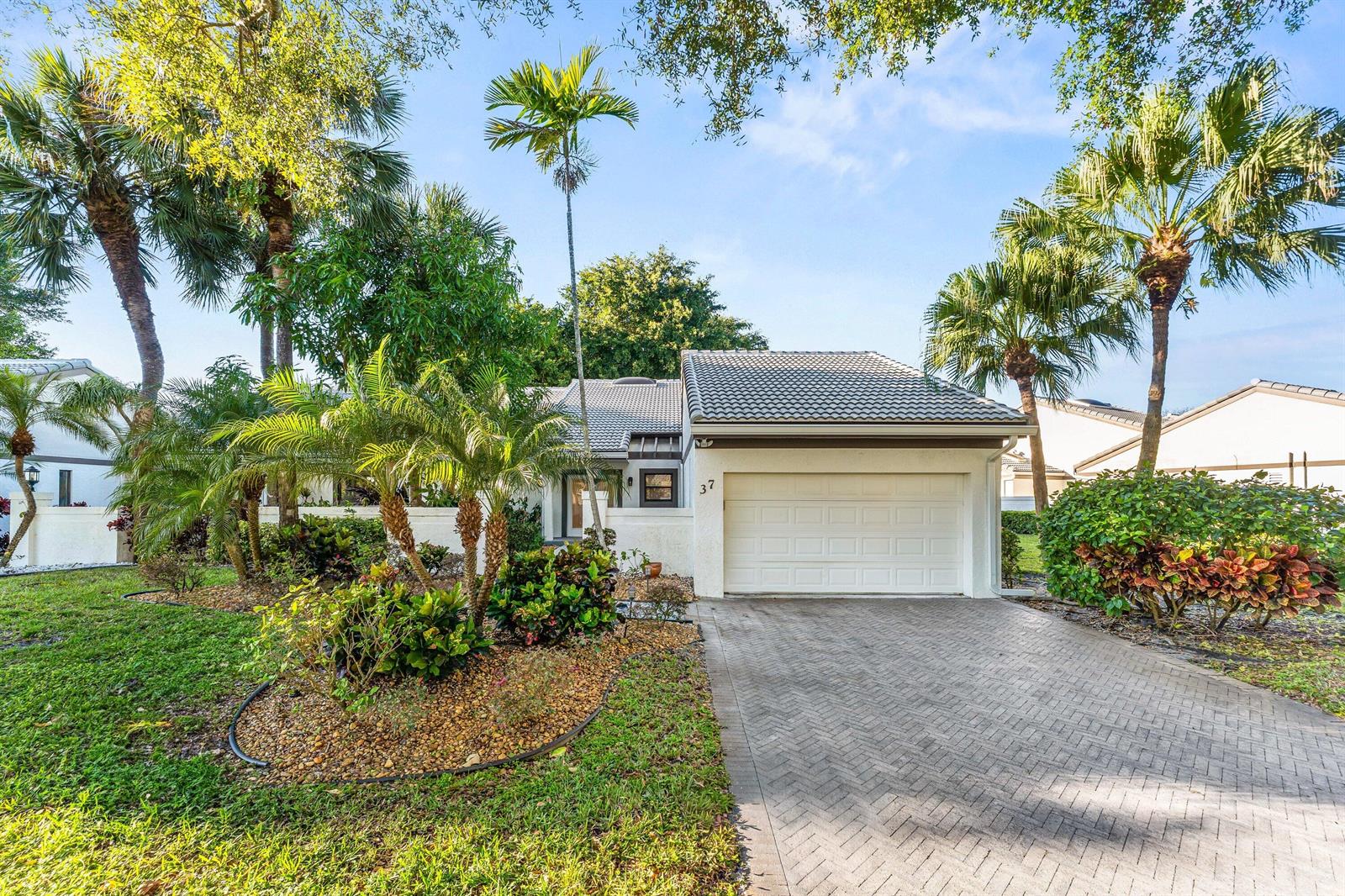37 Clubhouse Lane, Boynton Beach FL 33436
