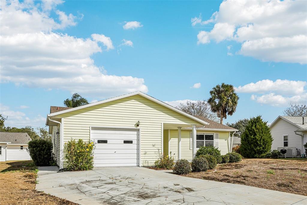 A light yellow single-story house with a one-car garage and a concrete driveway — 510 GALLOWAY COURT, LEESBURG, FL