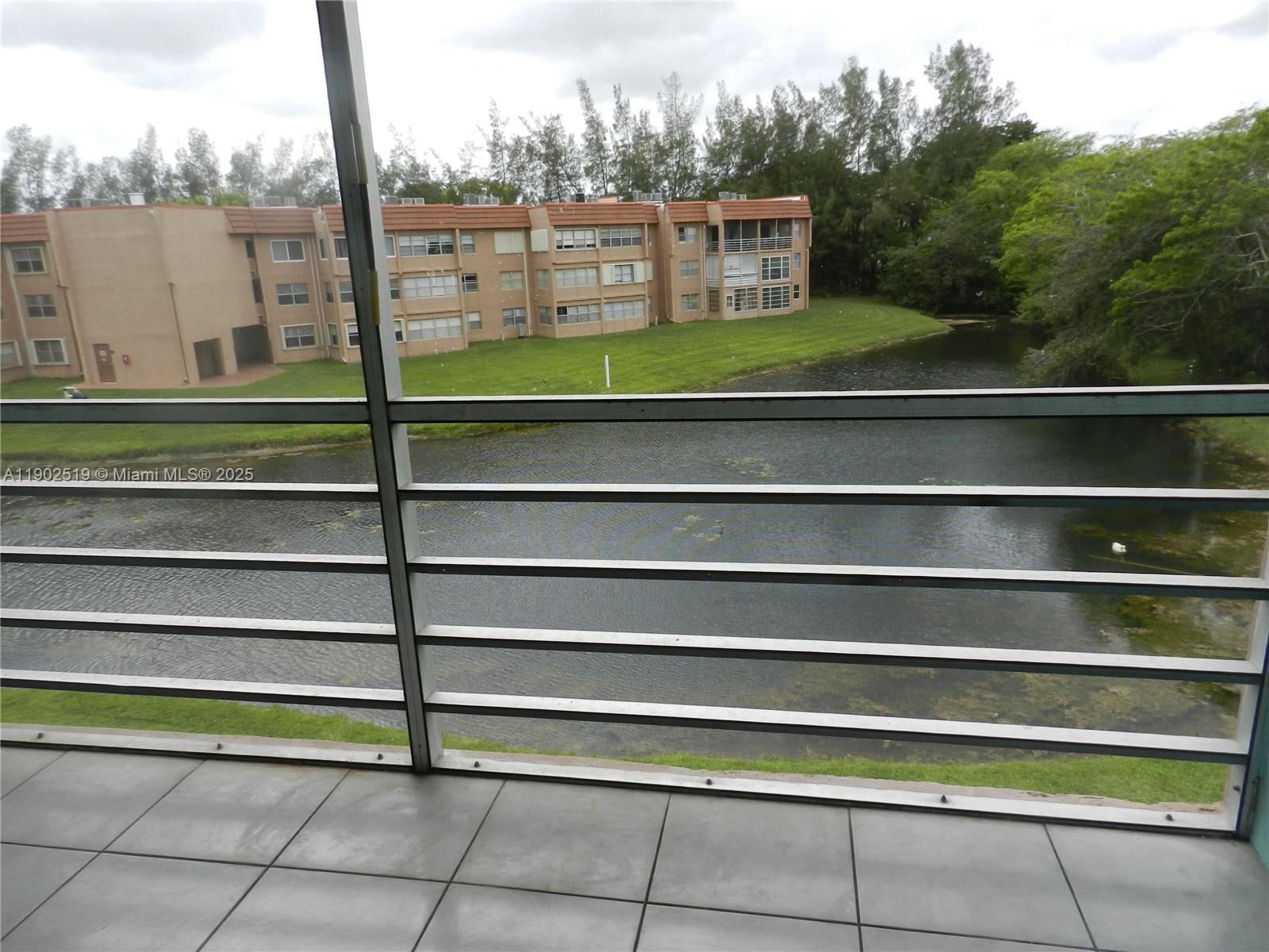9661 Sunrise Lakes Blvd # 305, Sunrise FL 33322