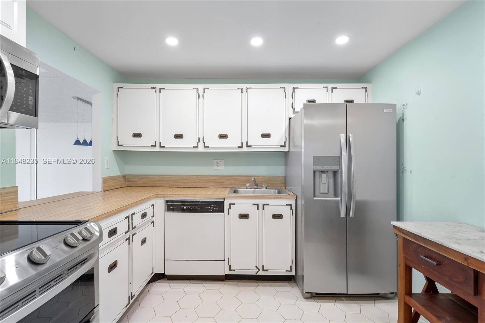 600 Parkview Dr # 927, Hallandale Beach FL 33009