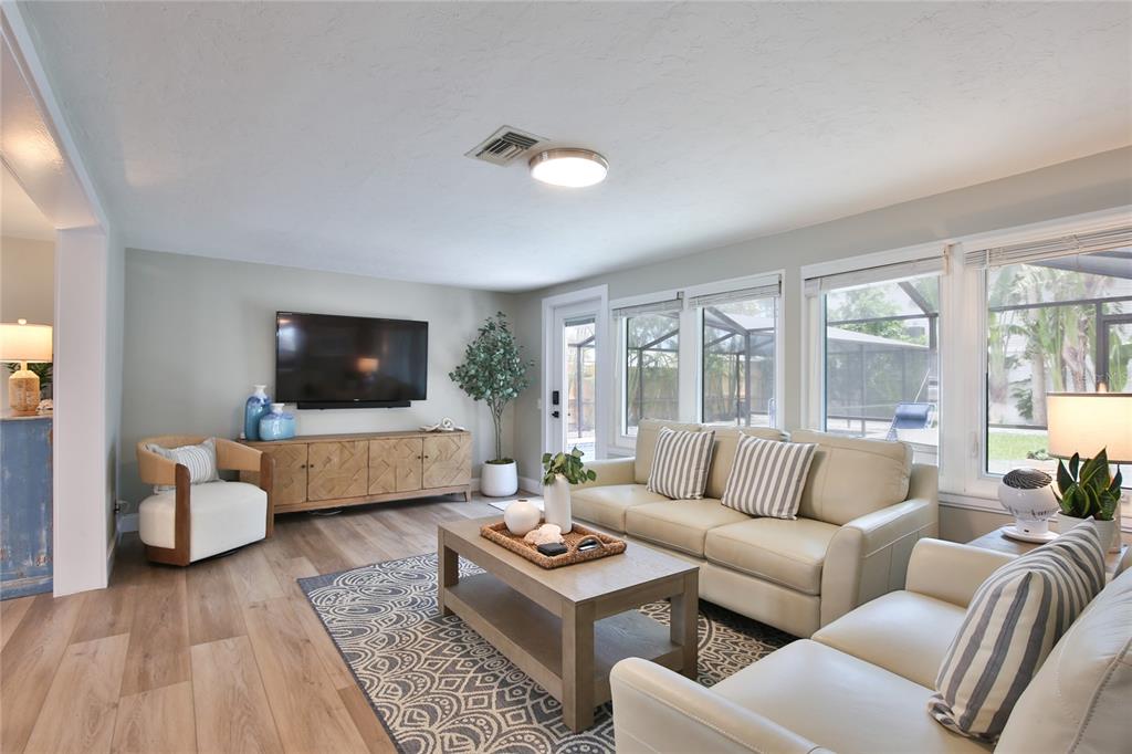 211 ISLAND CIRCLE, SARASOTA, FL — photo 4 of 30