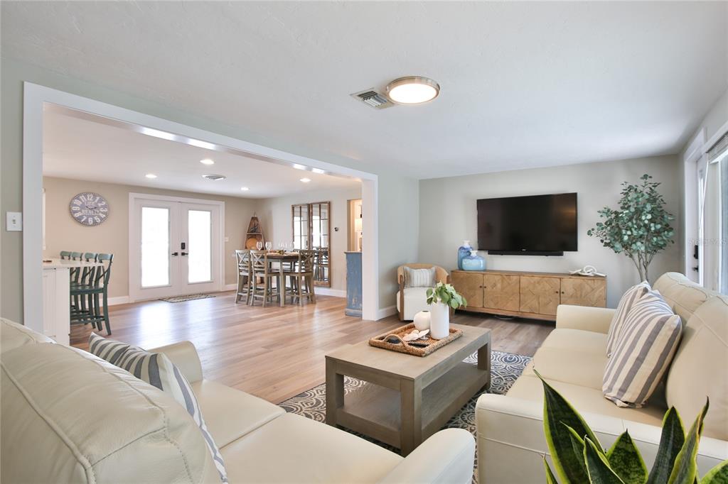 211 ISLAND CIRCLE, SARASOTA, FL — photo 5 of 30