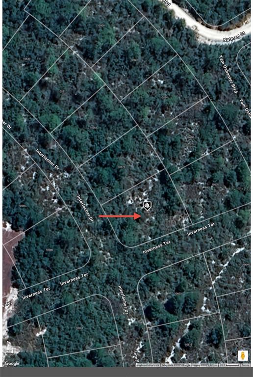 This is an aerial map view showing a vacant residential lot marked with a red arrow — 10581 INTERLACHER DRIVE, SEBRING, FL