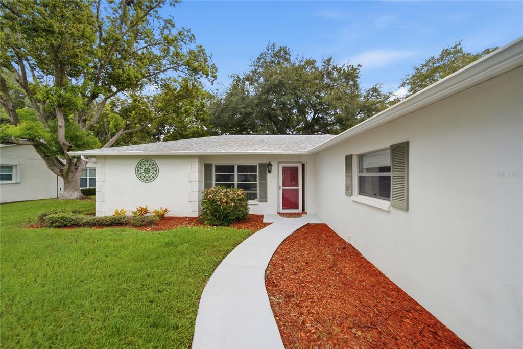 8405 DIVOT WAY, PORT RICHEY, FL — photo 2 of 30