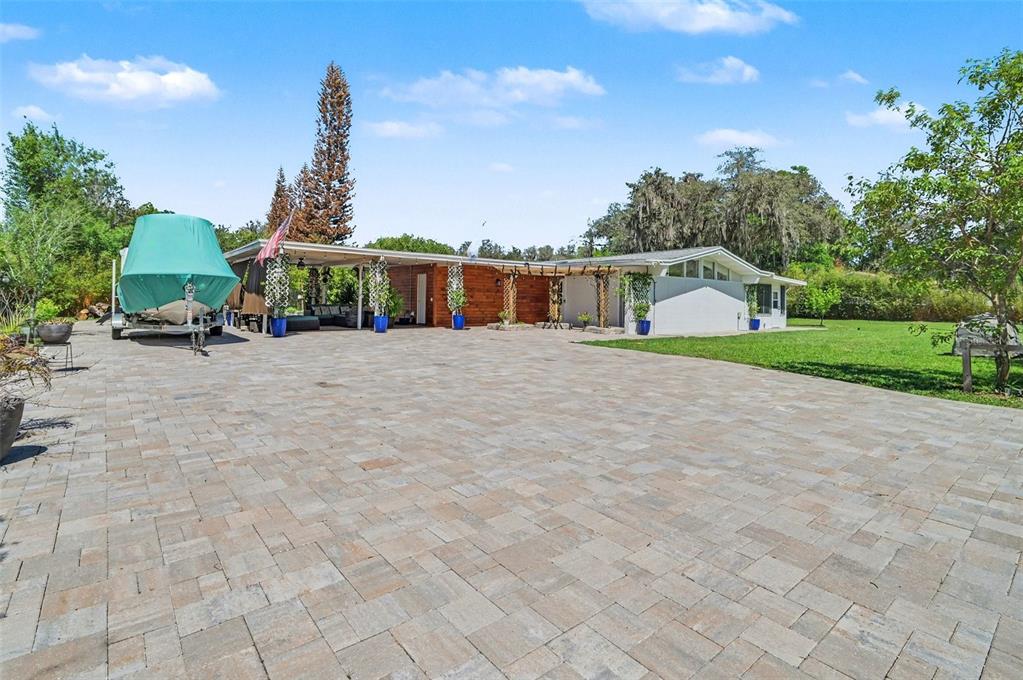 2207 POINSETTIA LANE