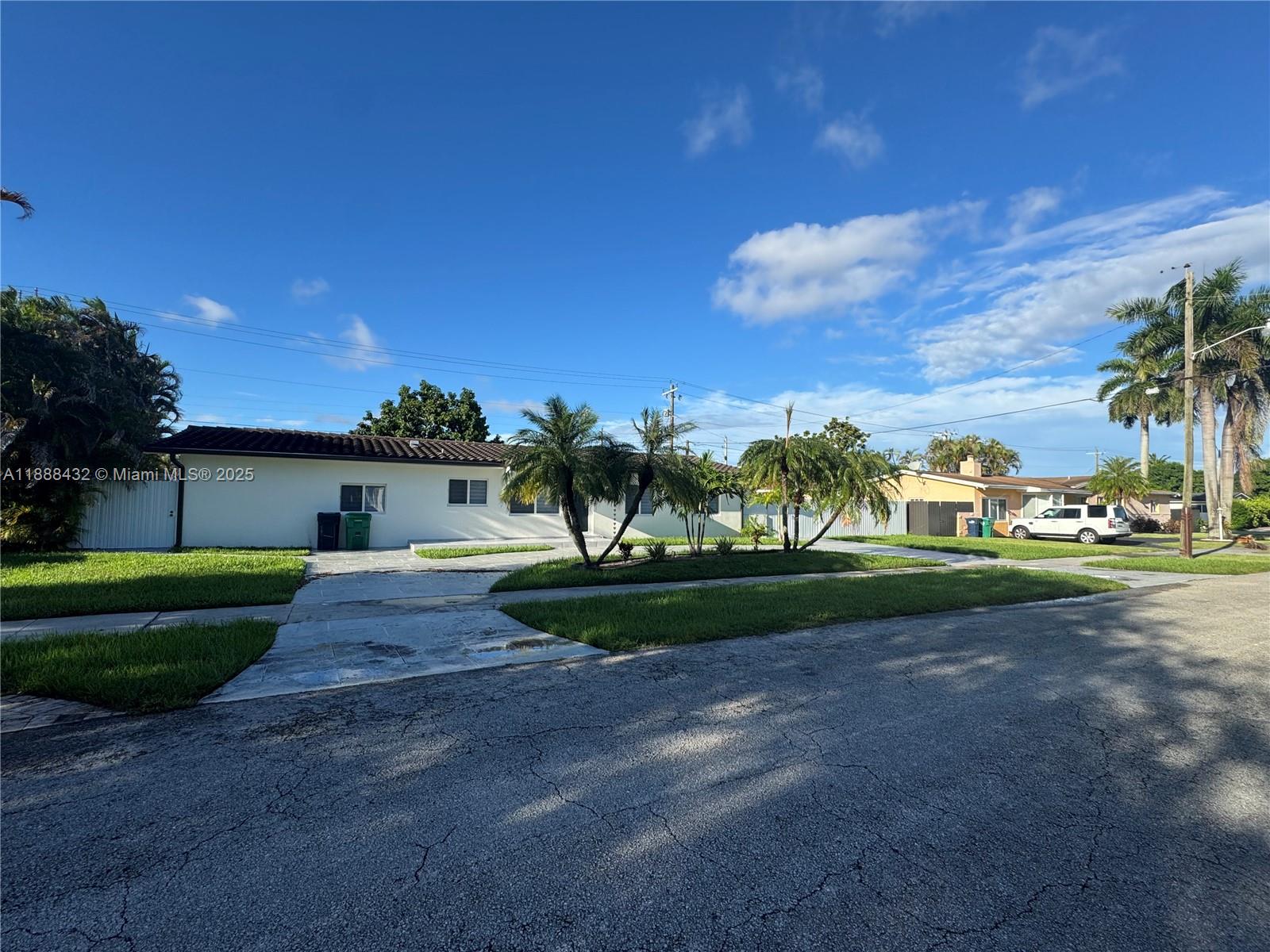 9335 SW 17th St, Miami FL 33165