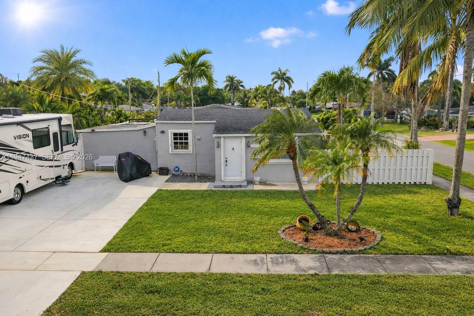 117 SW 6th St, Hallandale Beach FL 33009