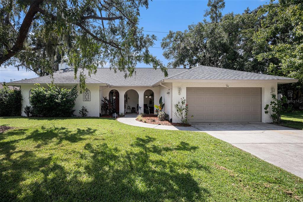 1411 OAKWOOD LANE