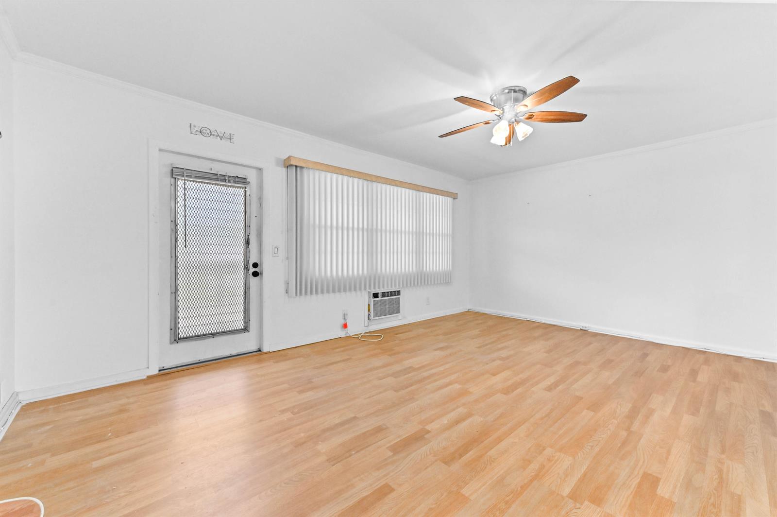 An empty room with light wood flooring, a ceiling fan, and a window with blinds — 259 Newport P, Deerfield Beach FL 33442, DEERFIELD BEACH, FL