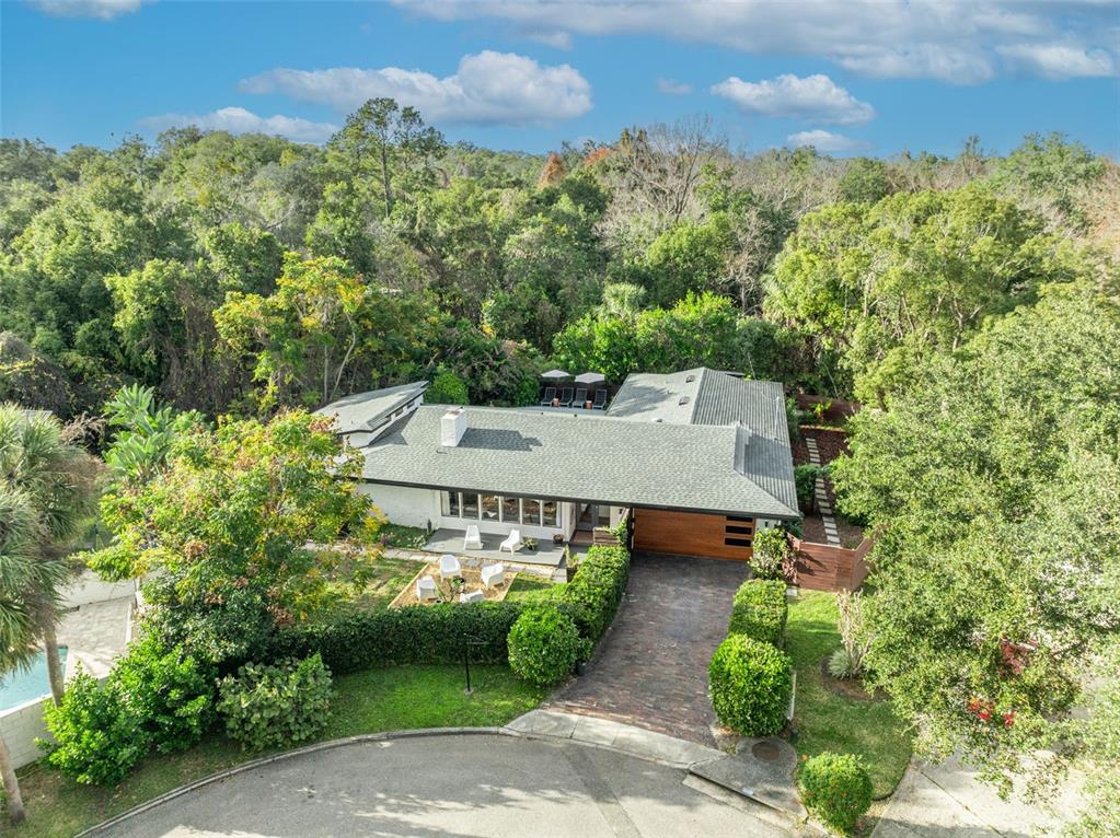 821 WOODS COURT