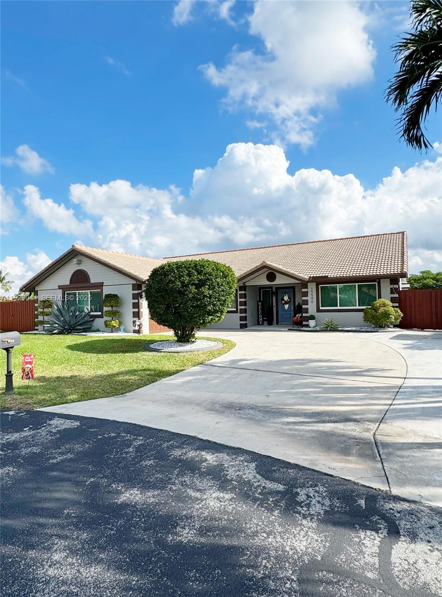 15500 Carriage Ct, Davie FL 33331