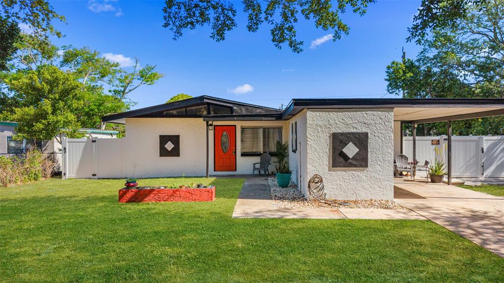 1042 W HILLCREST DRIVE