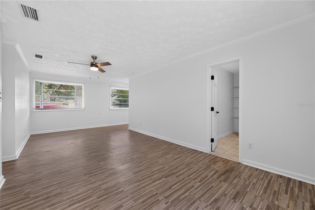 An empty room with light gray walls, wood-look flooring, a ceiling fan, and a closet — 3636 TURTON AVENUE, JACKSONVILLE, FL