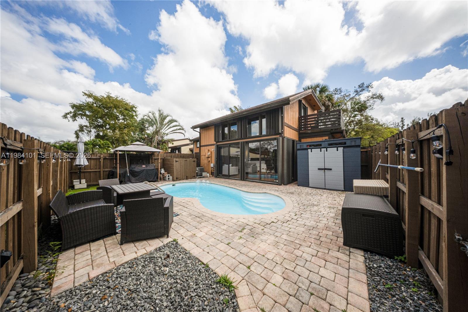 10141 Woodbury Ct, Pembroke Pines FL 33026