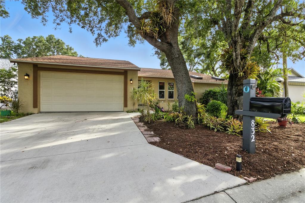 832 HARROWOOD COURT