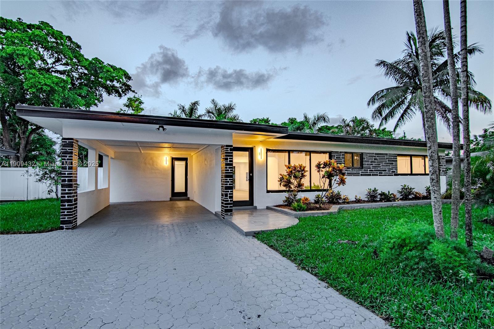 552 W Evanston Cir, Fort Lauderdale FL 33312