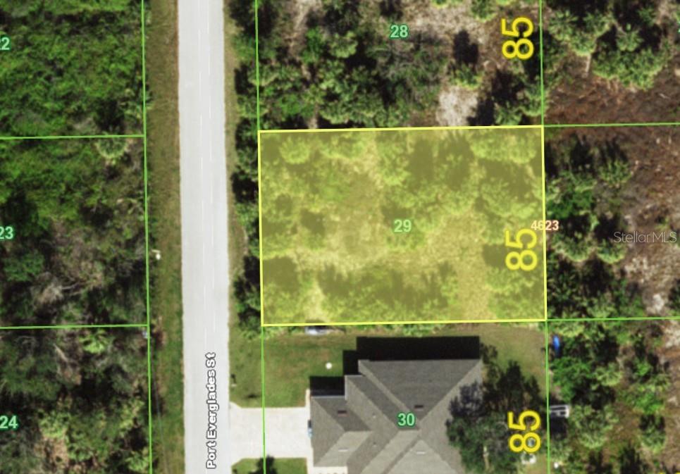This is a satellite map view showing a vacant residential lot highlighted in yellow — 10476 PORT EVERGLADES STREET, PORT CHARLOTTE, FL
