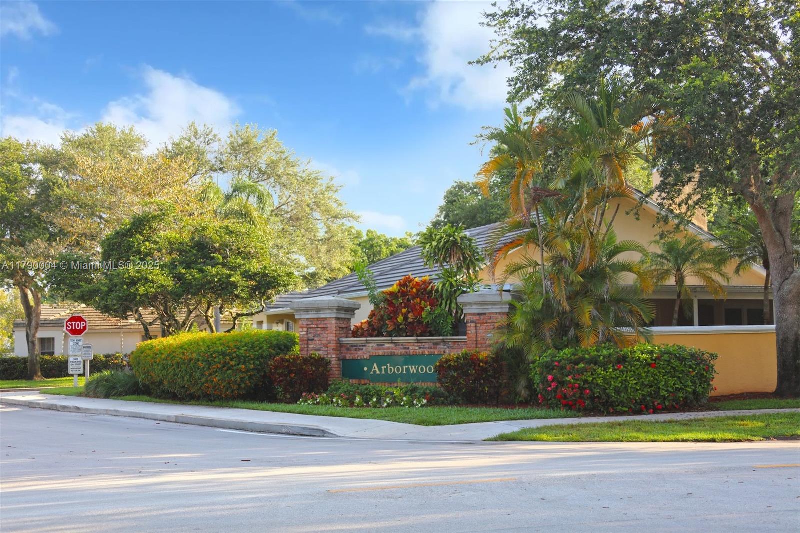 9271 Arborwood Cir, Davie FL 33328