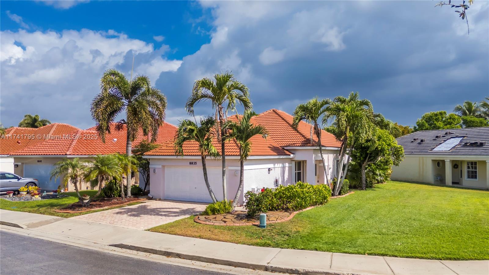 8835 S Lake Park Cir S, Davie FL 33328