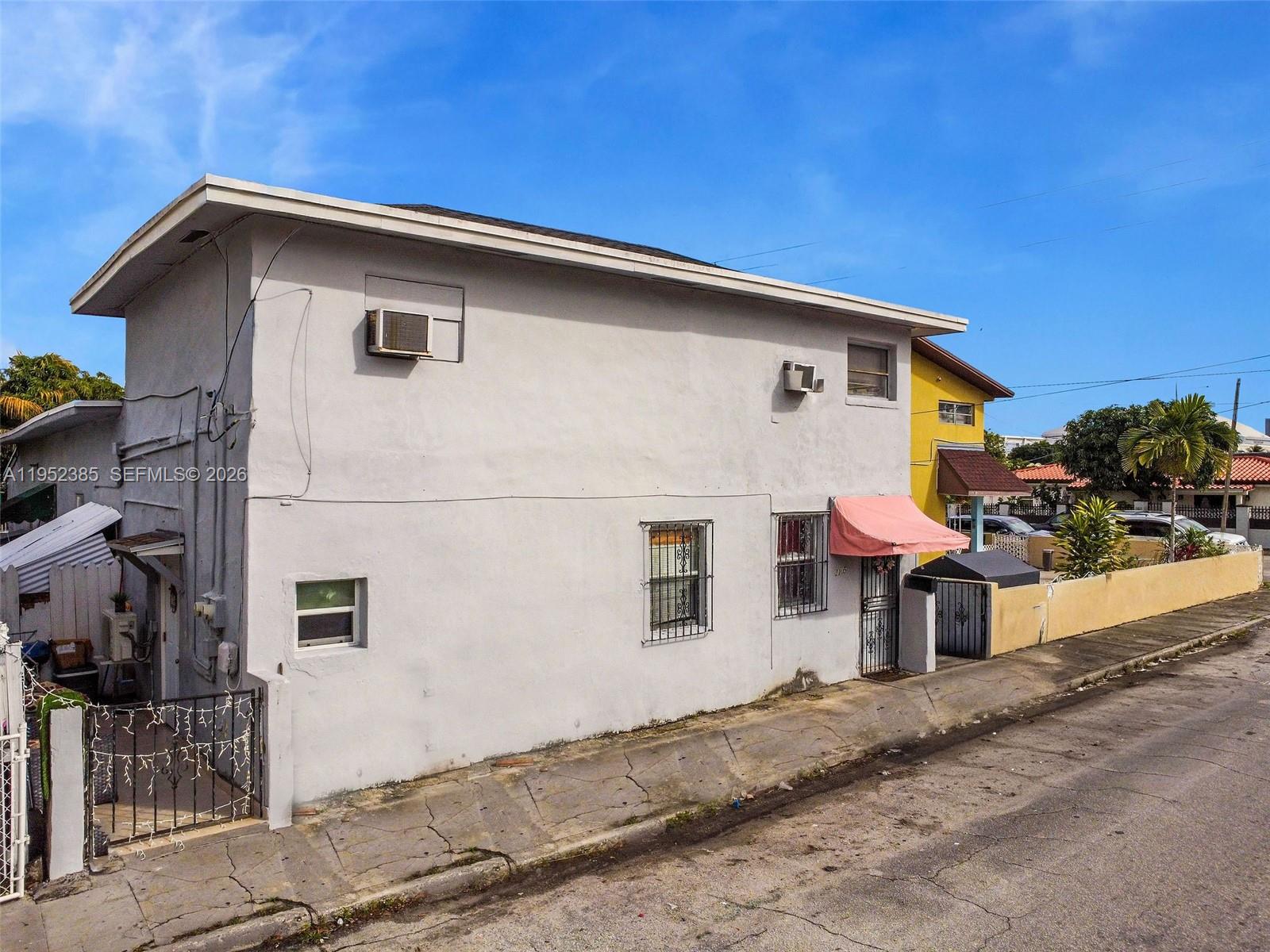 2105 NW 1st St, Miami FL 33125