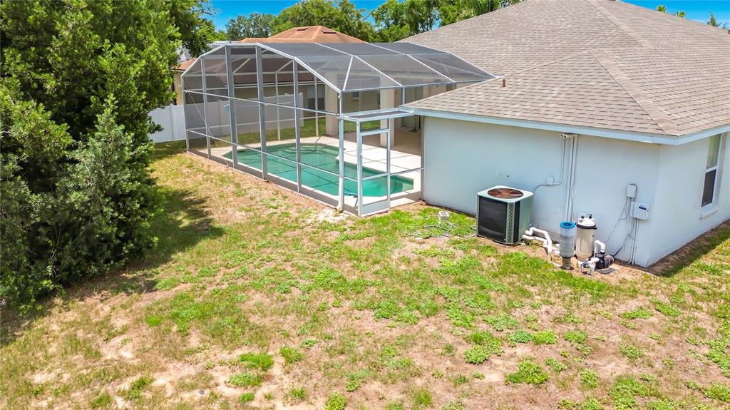 An aerial view of a backyard featuring a screened-in pool and a house exterior — 957 VIA BIANCA DRIVE, DAVENPORT, FL