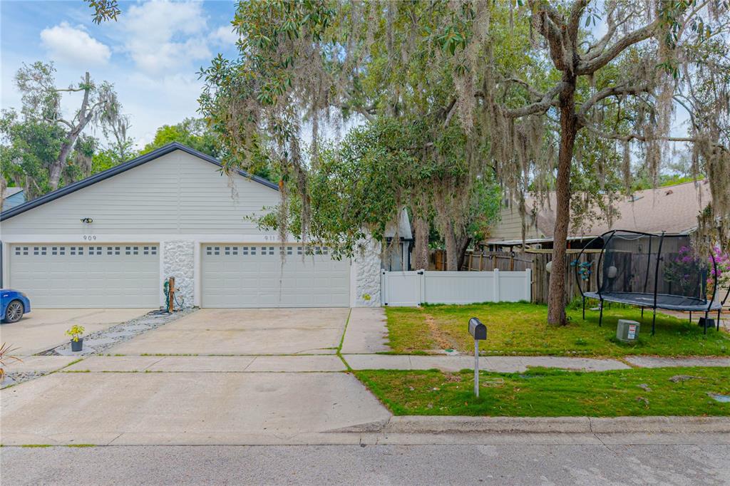 911 ROBINHOOD COURT