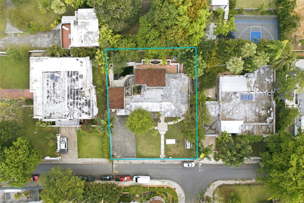 An aerial view shows a residential property with a tiled roof and a paved driveway — 2 CALLE J, GUAYNABO, PR