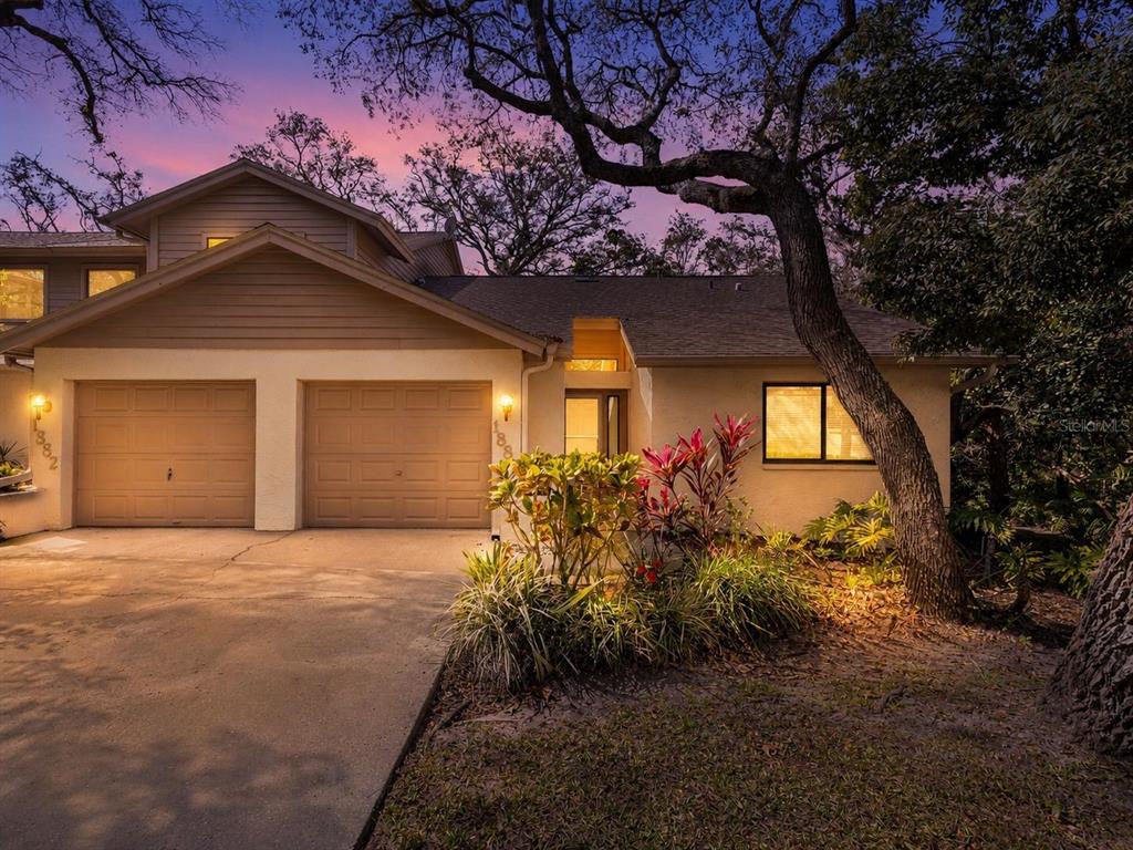 1880 WHISPERING WAY