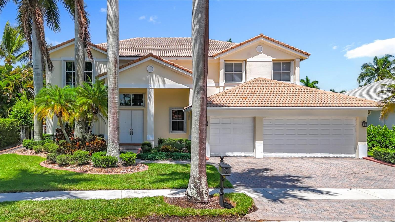 1673 Victoria Pointe Circle, Weston FL 33327