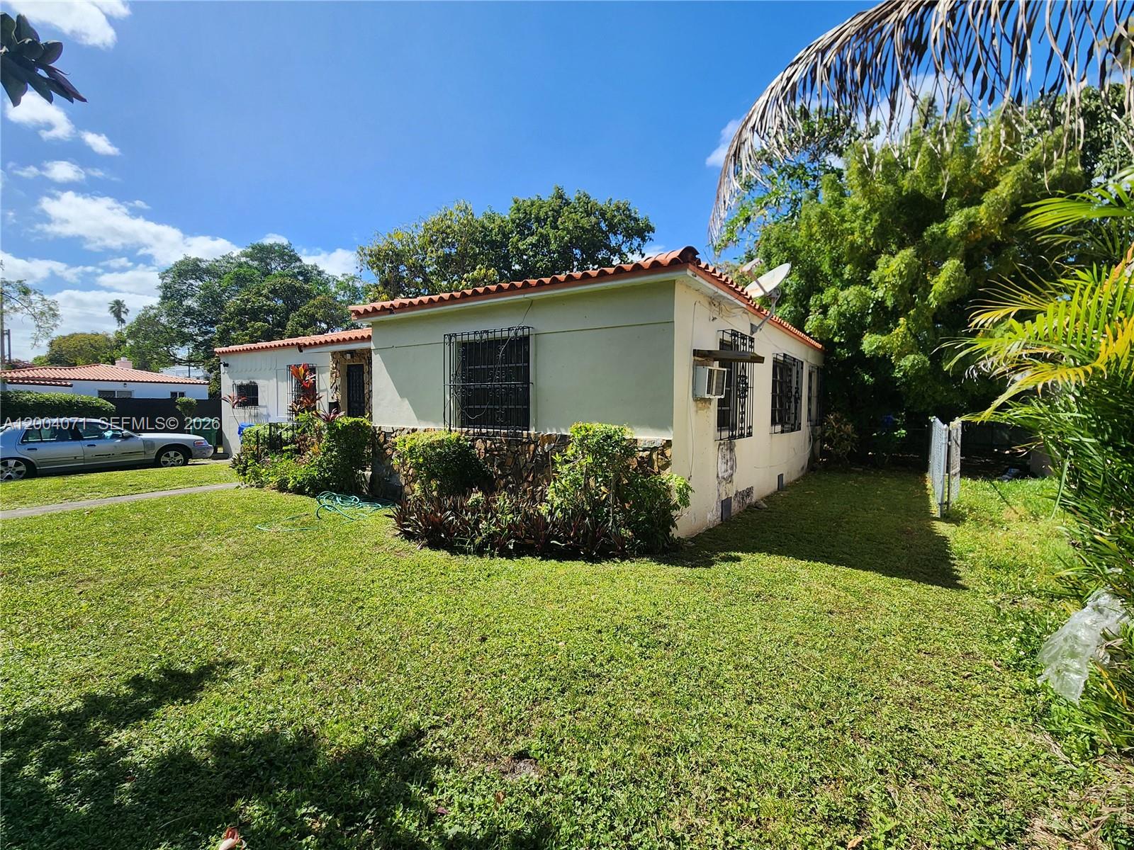 Side — MIAMI, FL