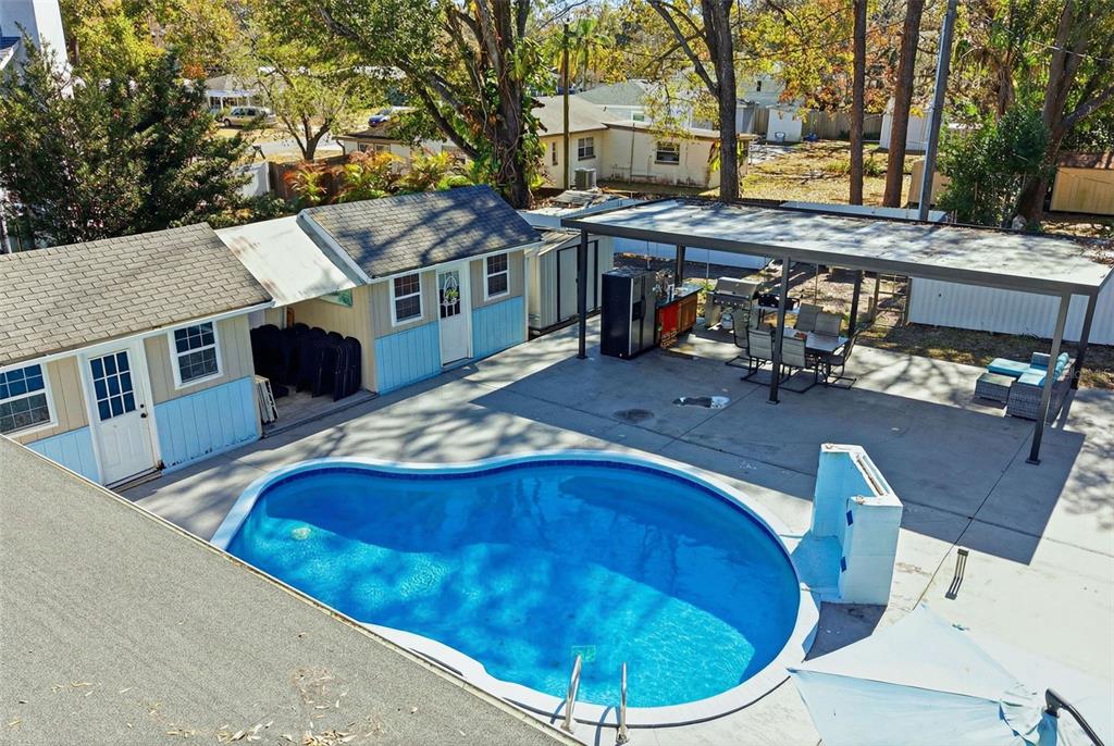 An aerial view of a backyard featuring a kidney-shaped pool, a shed, and a patio — 1506 S OREGON CIRCLE, TAMPA, FL
