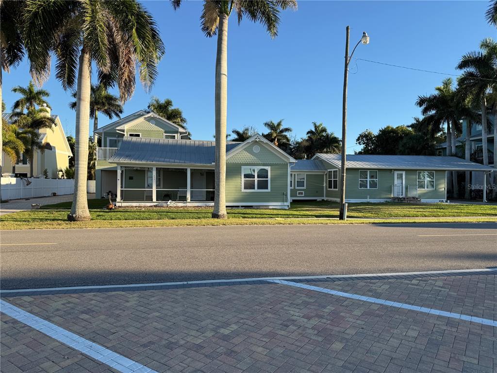 621 or 625 W RETTA ESPLANADE