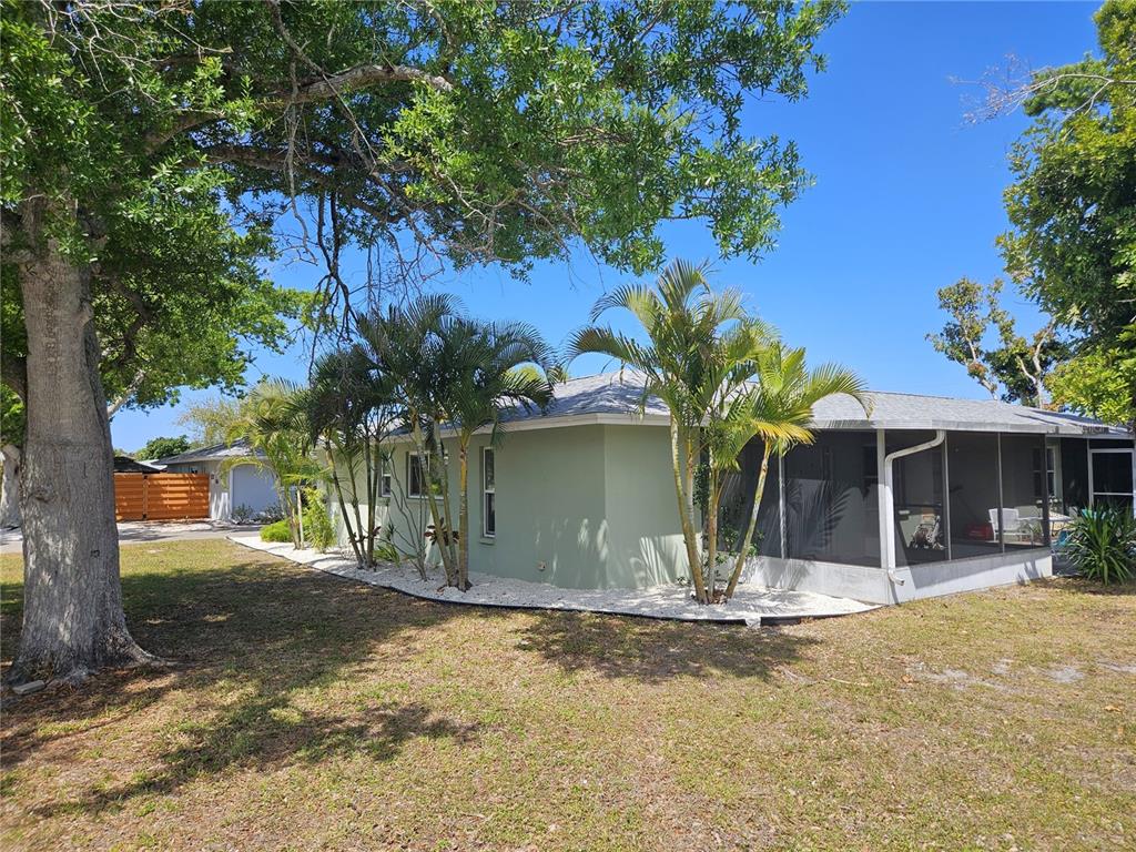105 BASE AVENUE E, VENICE, FL — photo 2 of 30