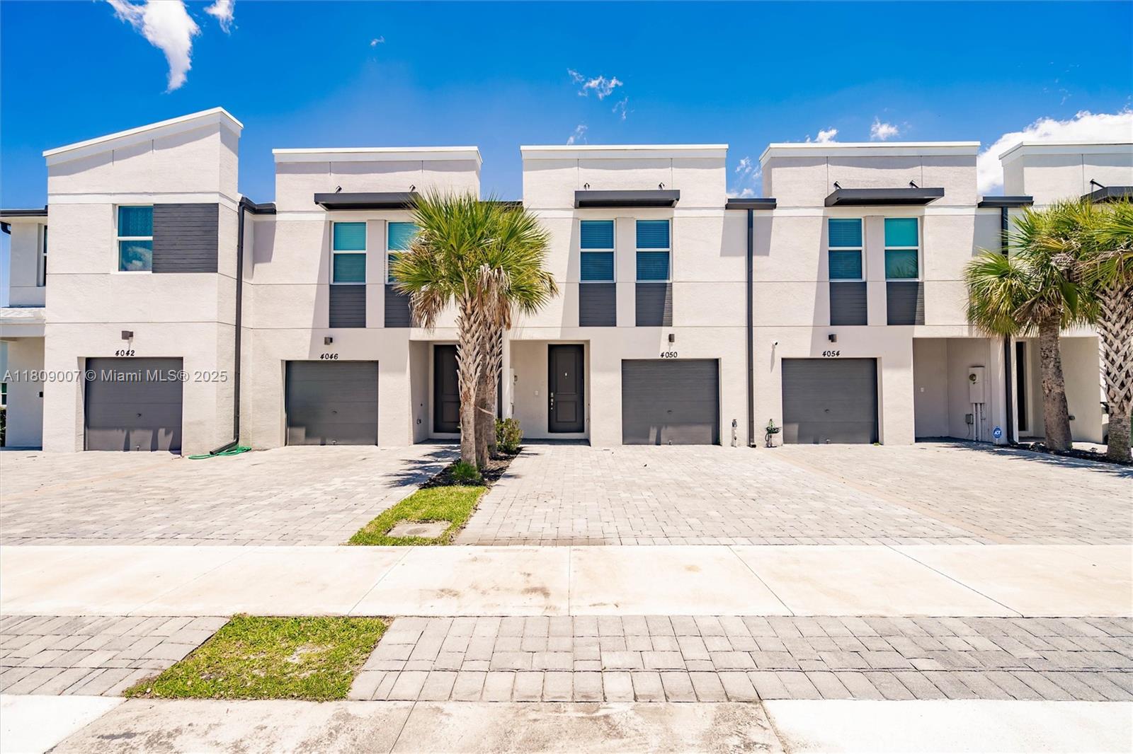 4050 Hot Springs Ave, Palm Springs FL 33461