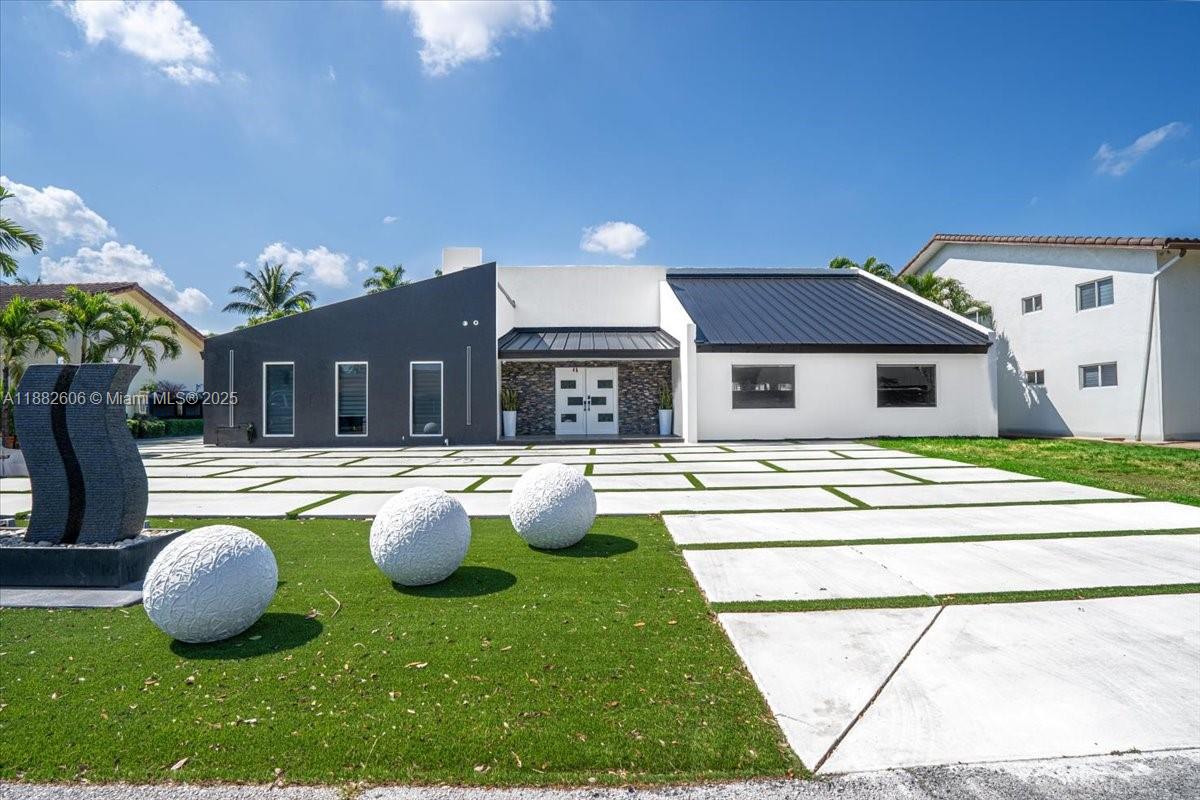7220 N Oakmont Dr, Hialeah FL 33015