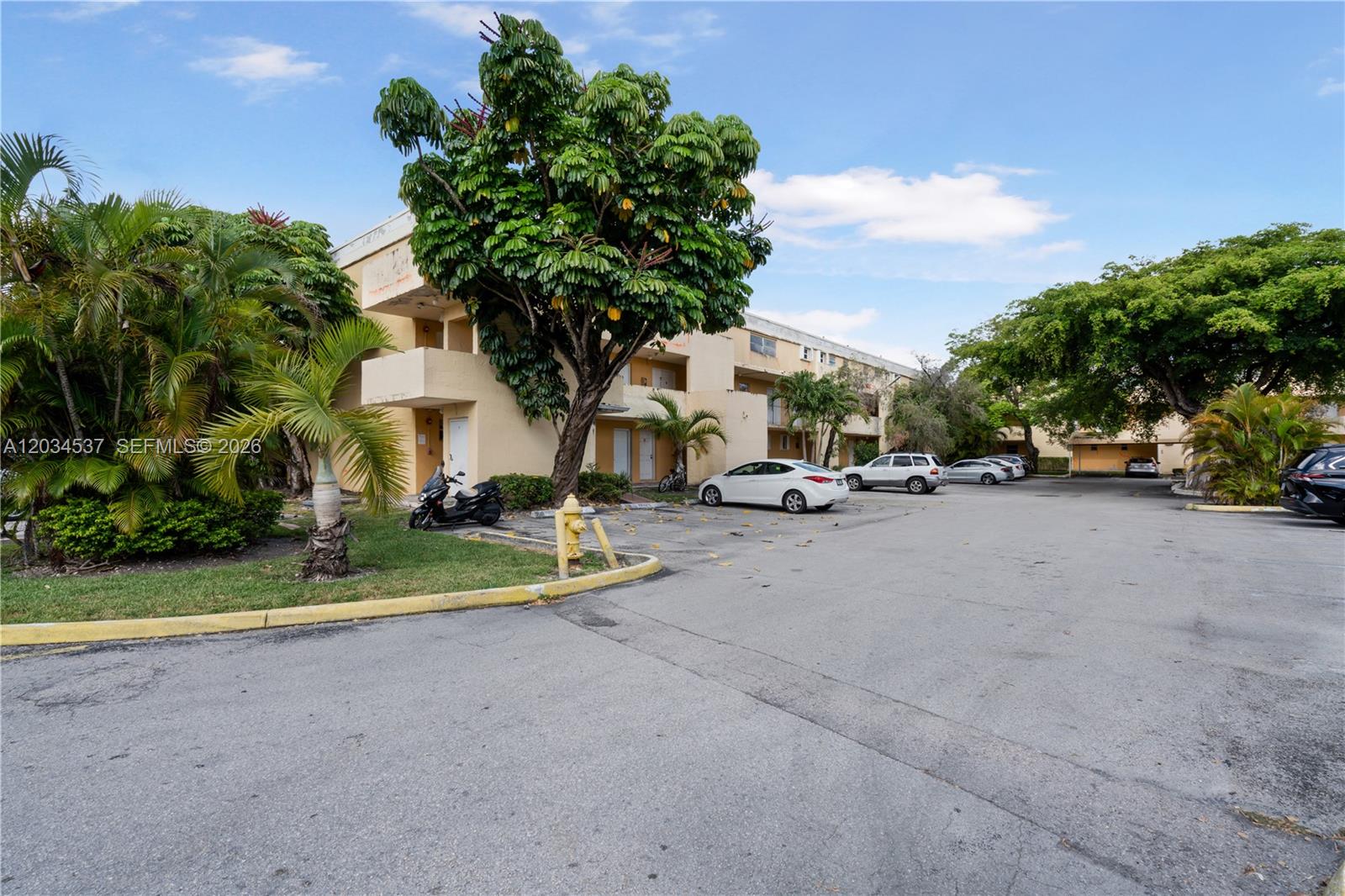 9371 Fontainebleau Blvd # I204, Miami FL 33172