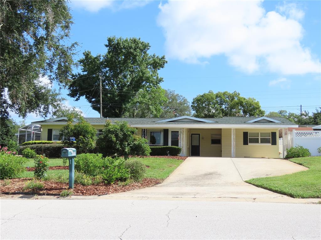 A screened-in swimming pool and attached hot tub sit on a concrete patio — 787 N WATERVIEW DRIVE, CLERMONT, FL