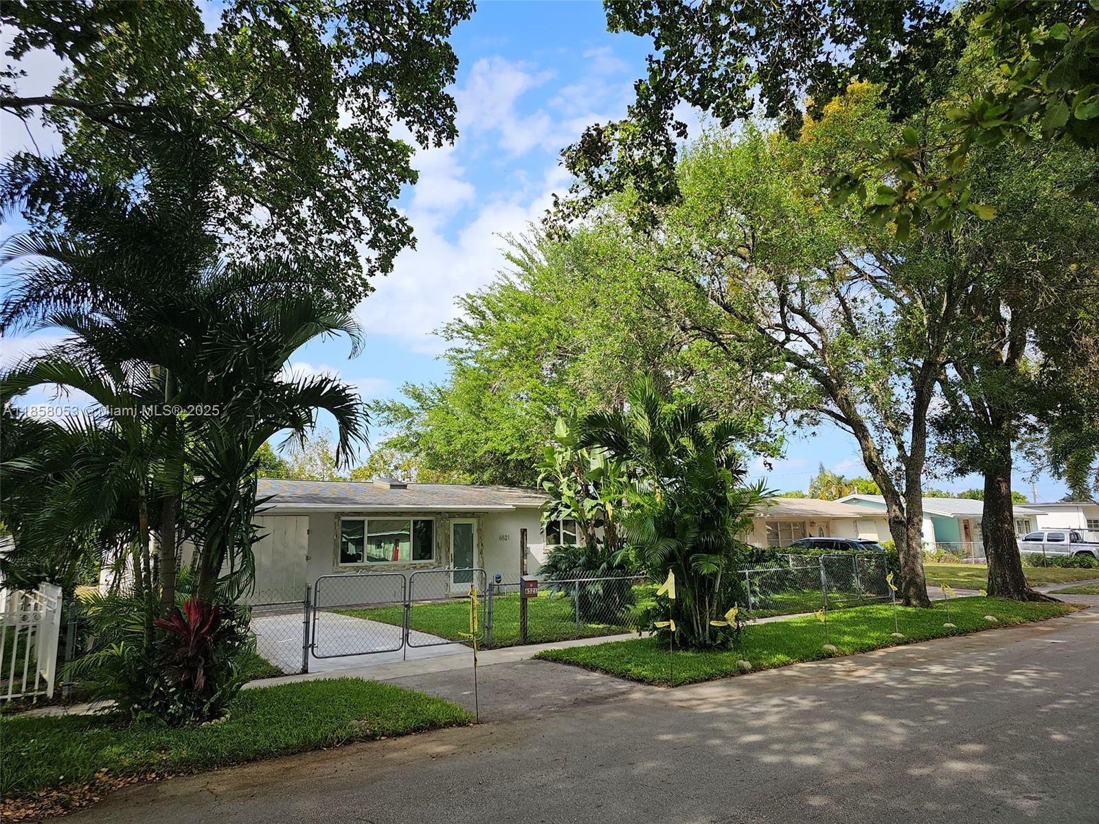 6521 Moseley St, Hollywood FL 33024