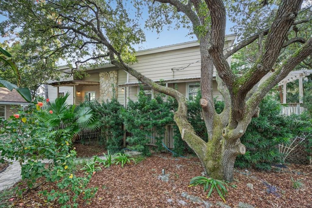 6 MANATEE COURT