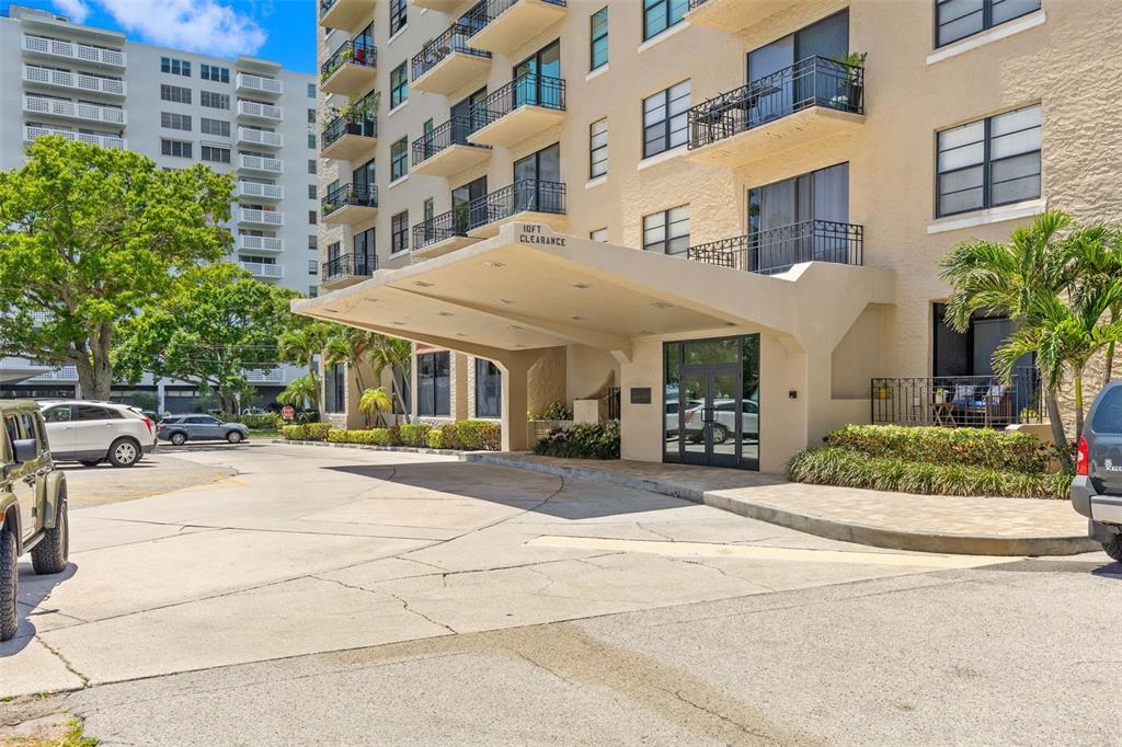 A living room with wood-look flooring, a ceiling fan, a wall-mounted television, and a balcony — 2109 BAYSHORE BOULEVARD UNIT 205, TAMPA, FL