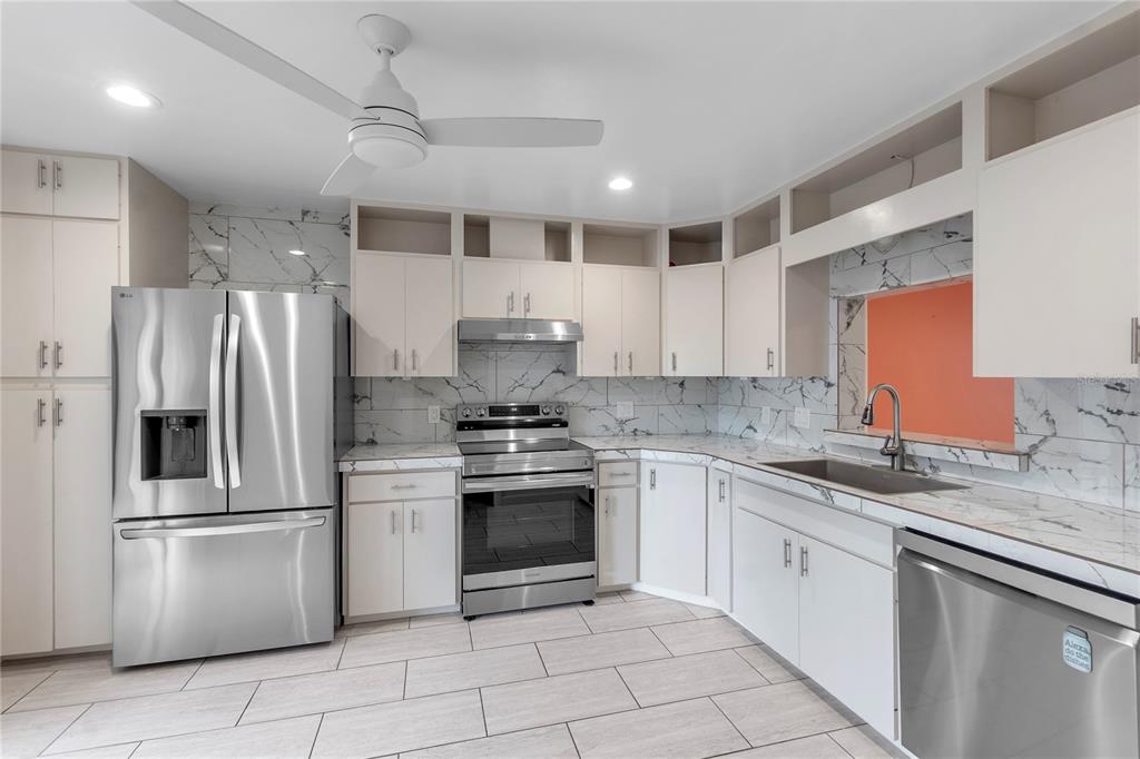 511 LAKESIDE DRIVE UNIT 511, BRADENTON, FL — photo 4 of 30