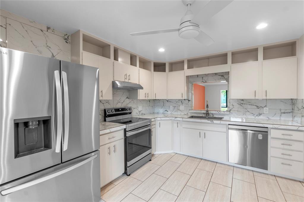 511 LAKESIDE DRIVE UNIT 511, BRADENTON, FL — photo 5 of 30