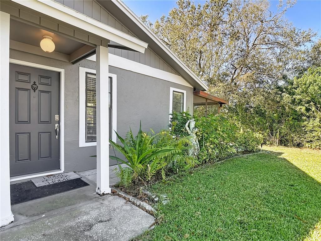 10121 LAKE OAK CIRCLE