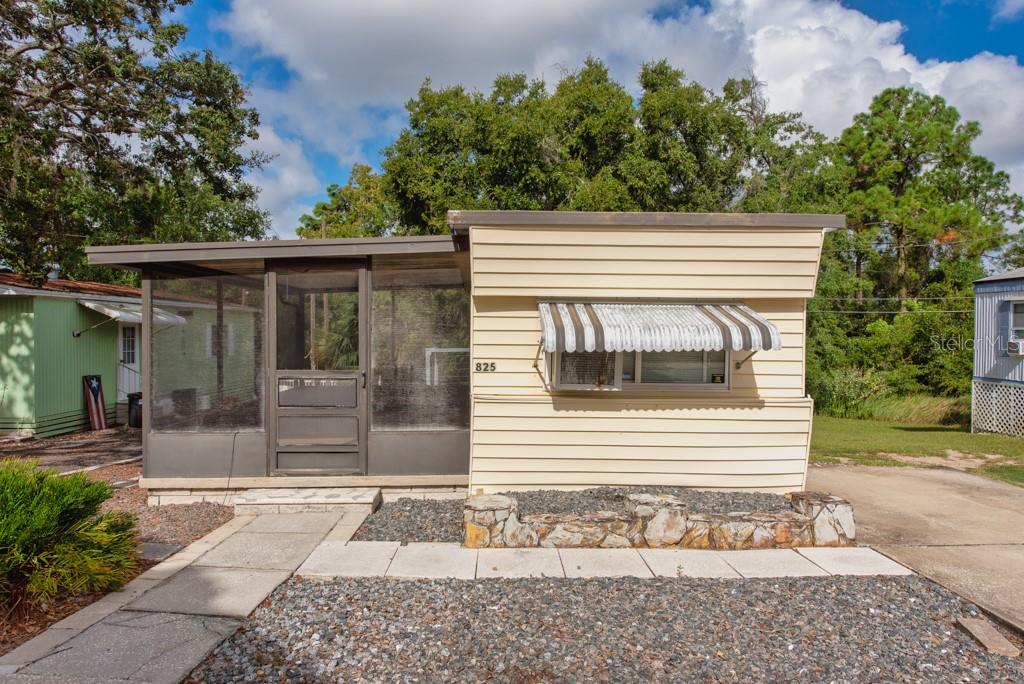 825 OAKWOOD DRIVE