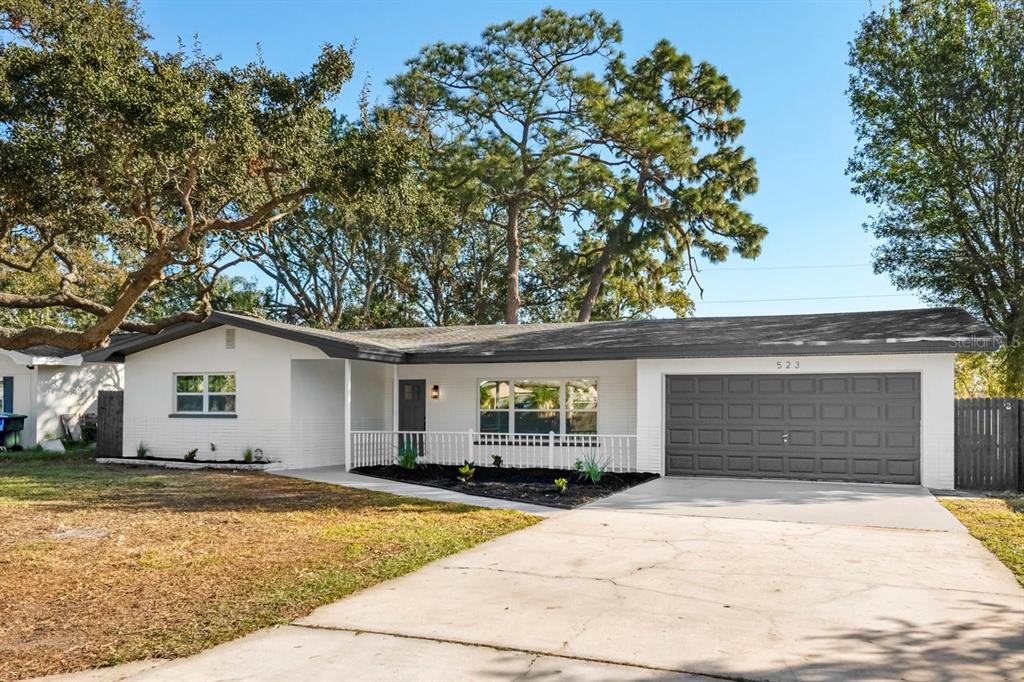 523 DEVILLE DRIVE E