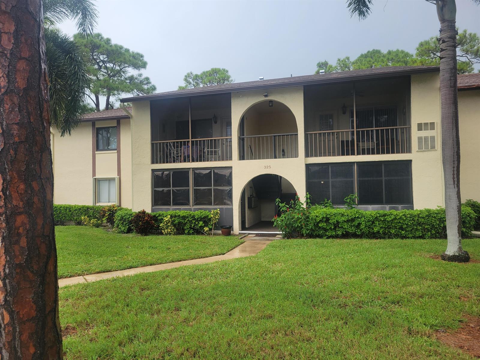 325 Knotty Pine Circle # 2, FL 33463