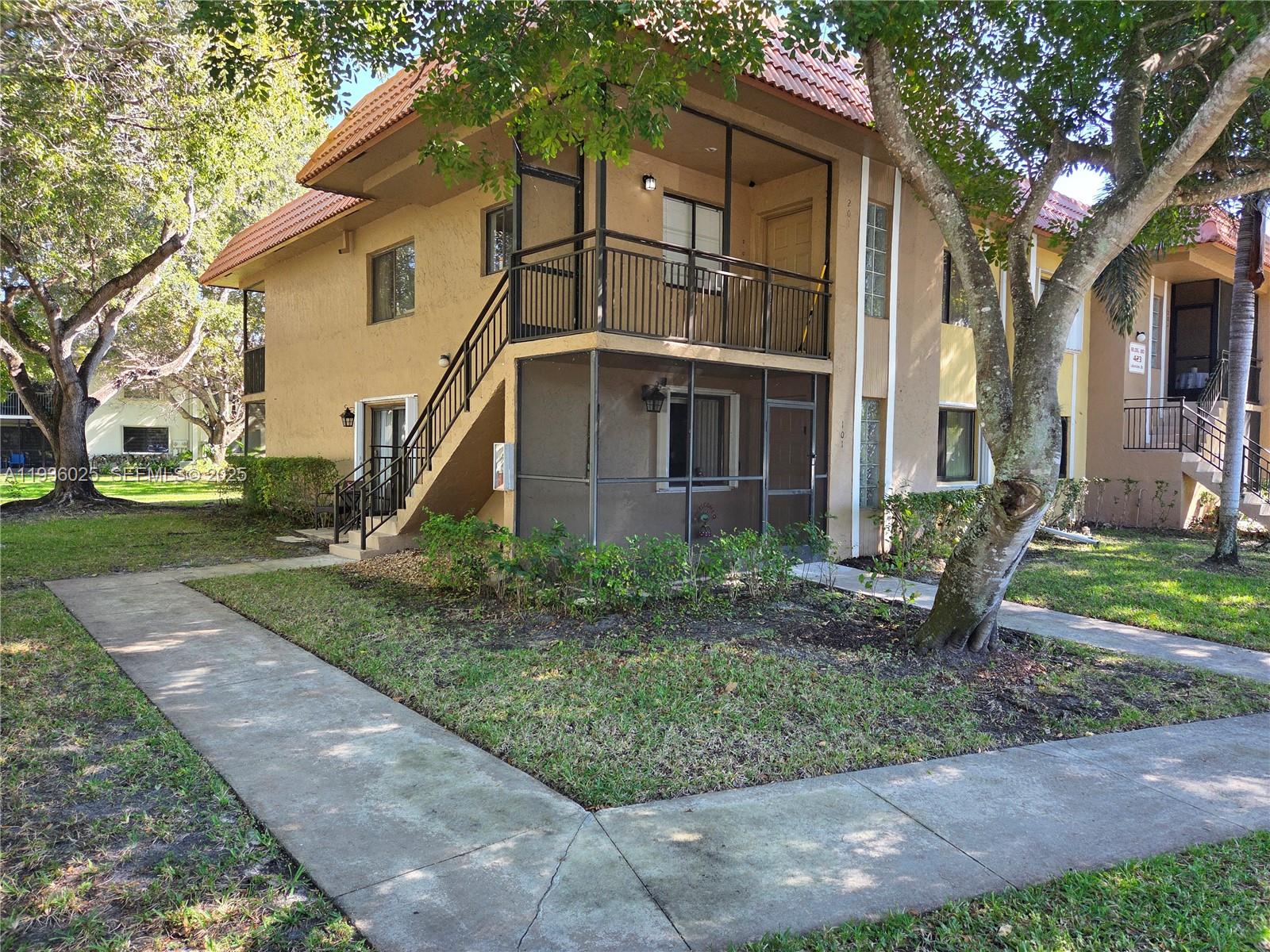 423 Lakeview Dr # 101, Weston FL 33326