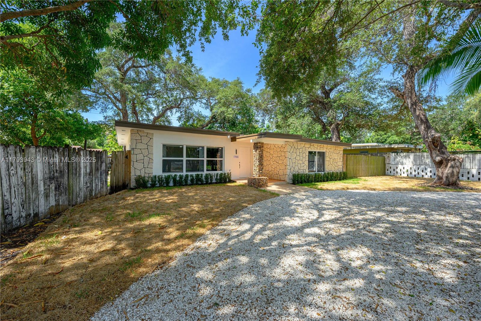 736 NE 164th St, Miami FL 33162