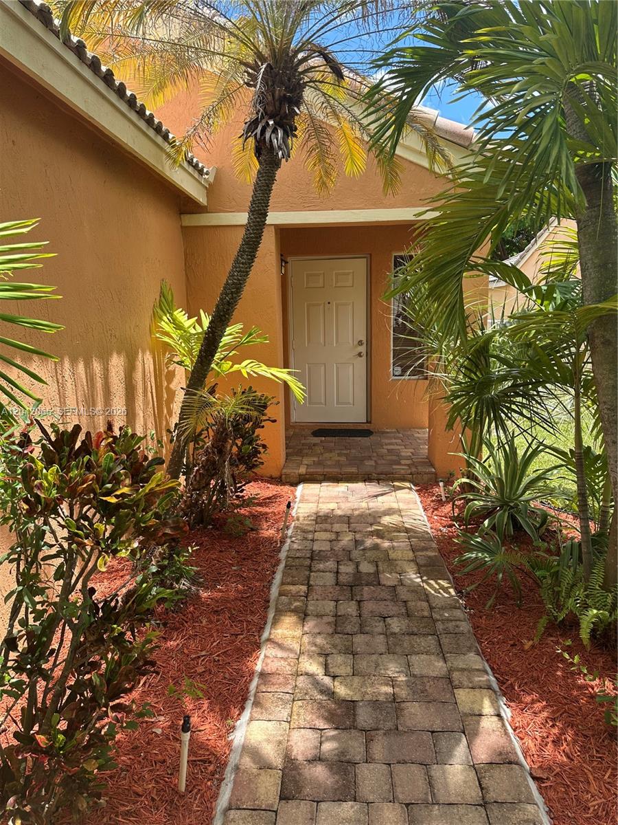 4025 Pine Ridge Ln, Weston FL 33331